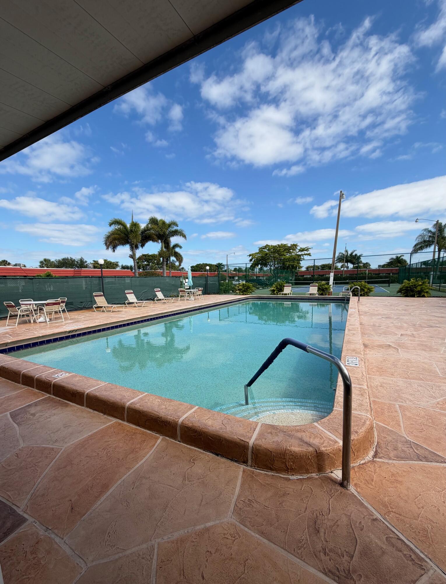 CRESTHAVEN TOWNHOMES SEC 4 CONDO - Residential