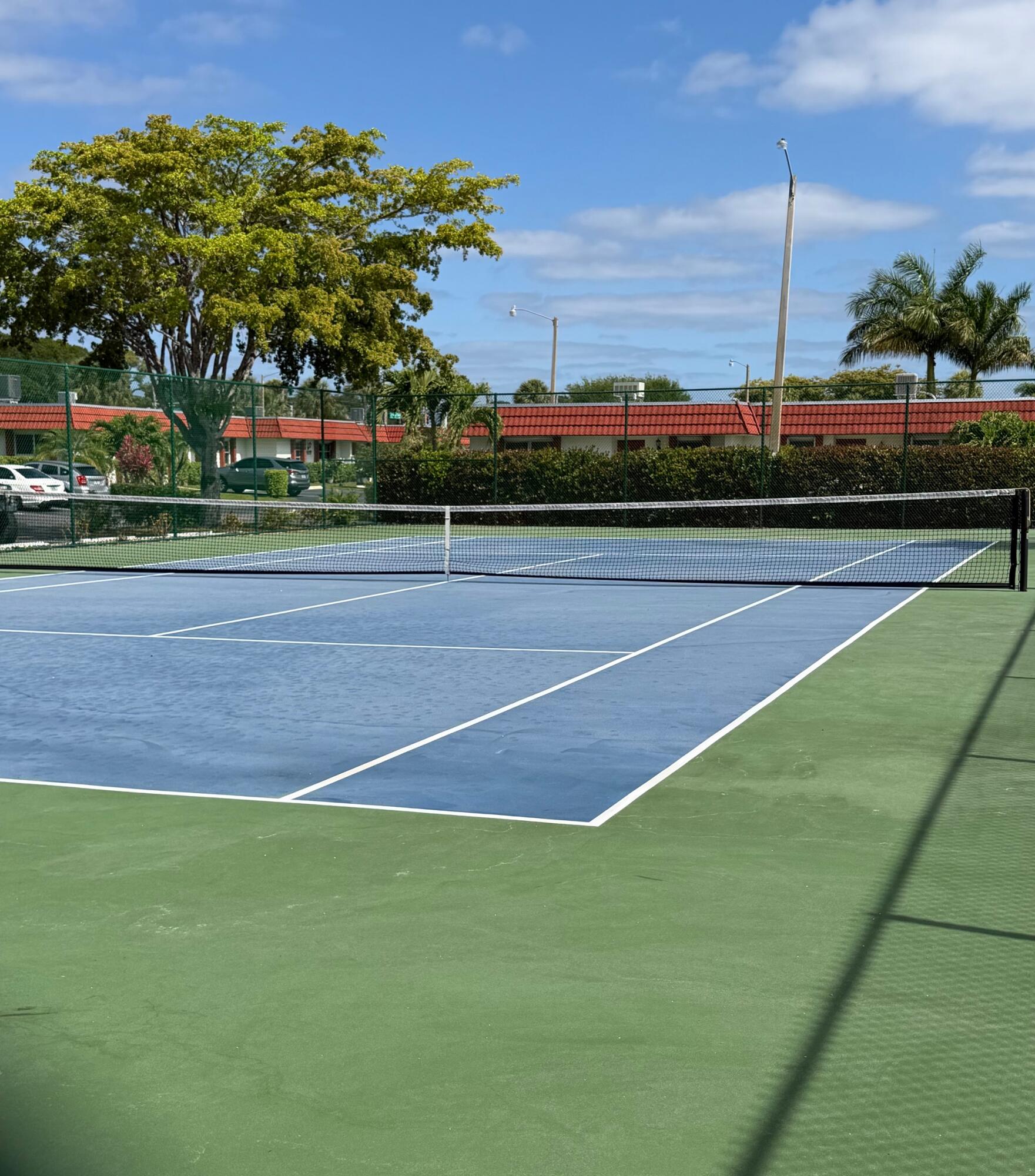 CRESTHAVEN TOWNHOMES SEC 4 CONDO - Residential