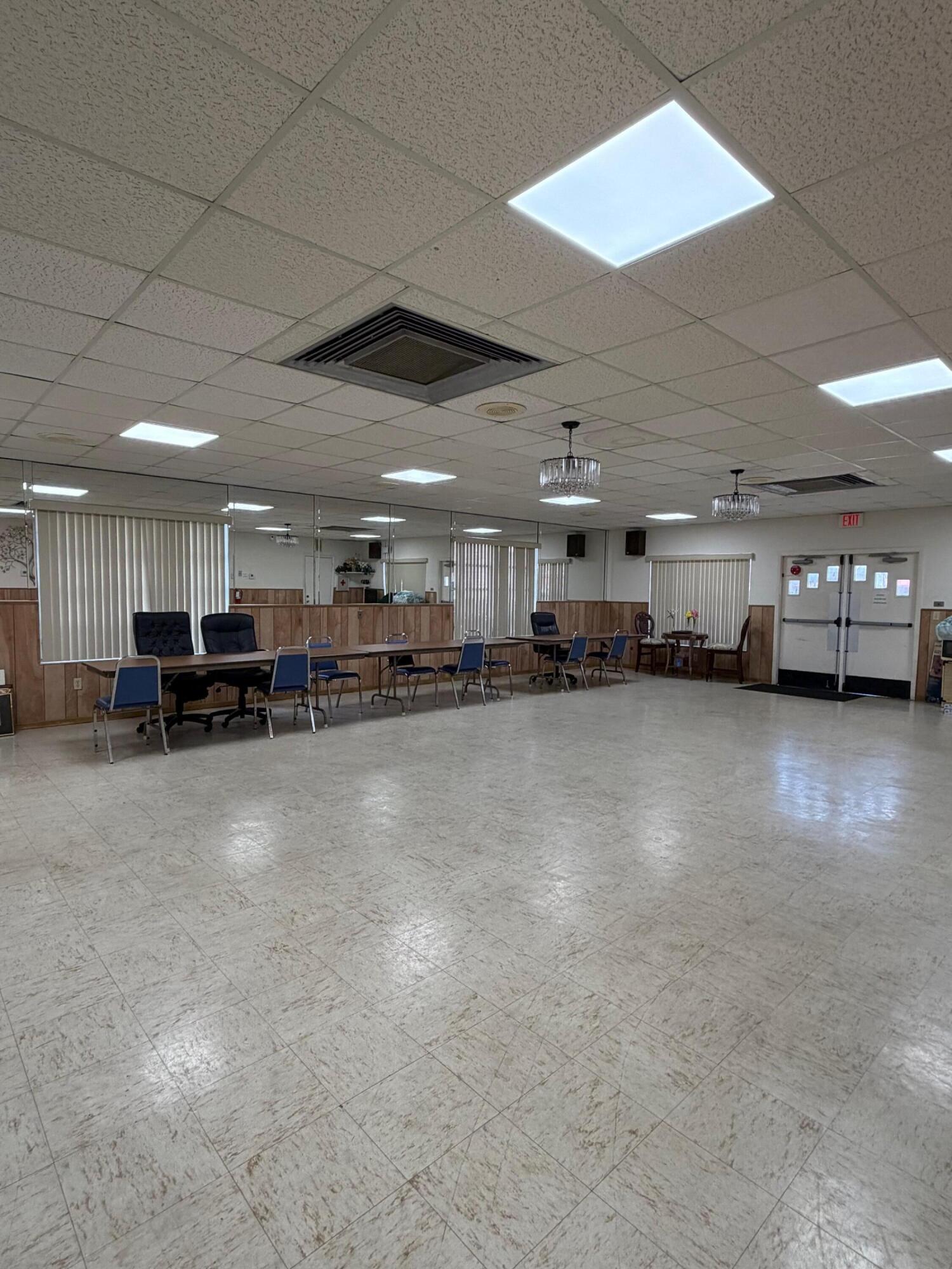 CRESTHAVEN TOWNHOMES SEC 4 CONDO - Residential