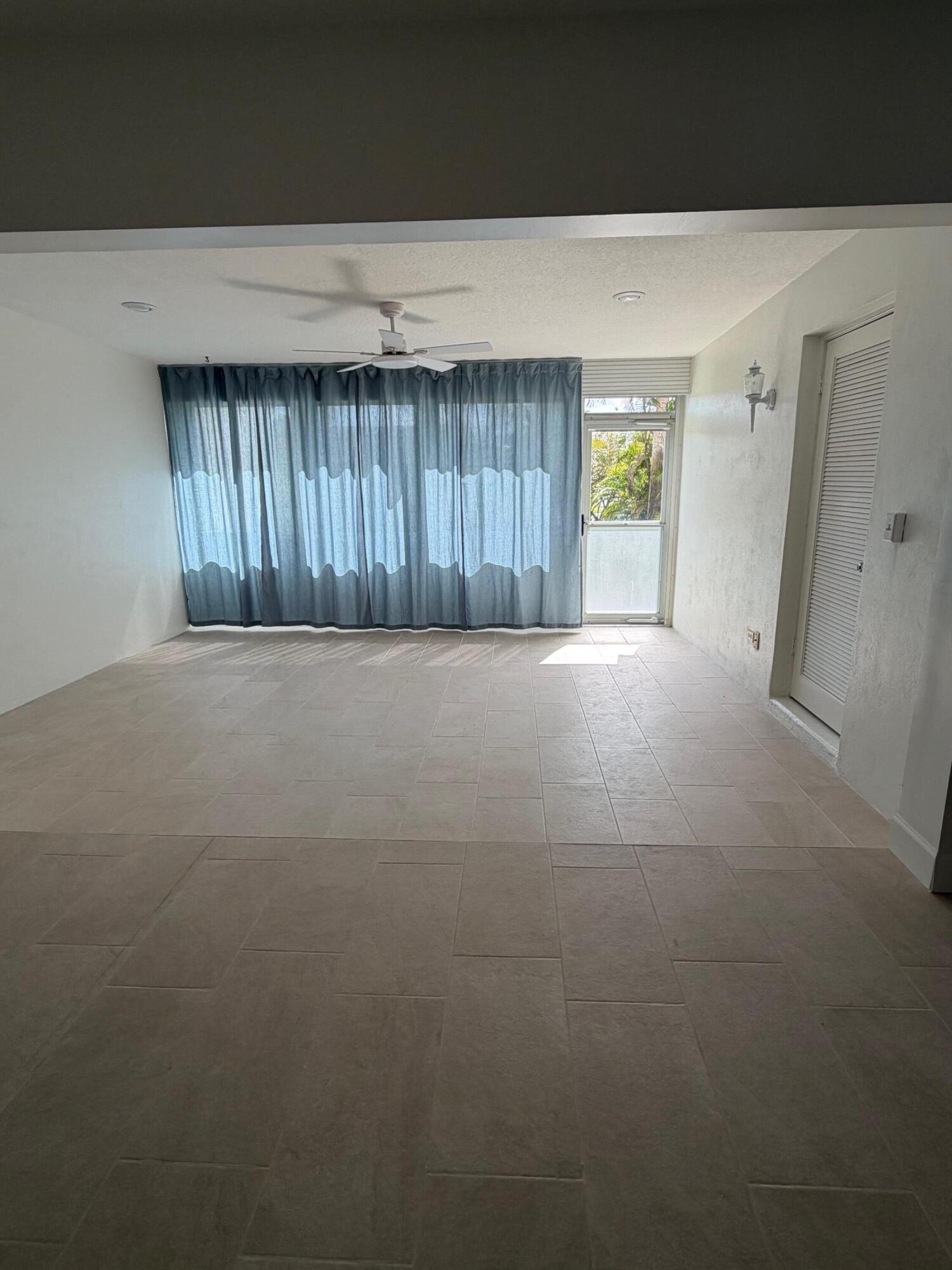 CRESTHAVEN TOWNHOMES SEC 4 CONDO - Residential