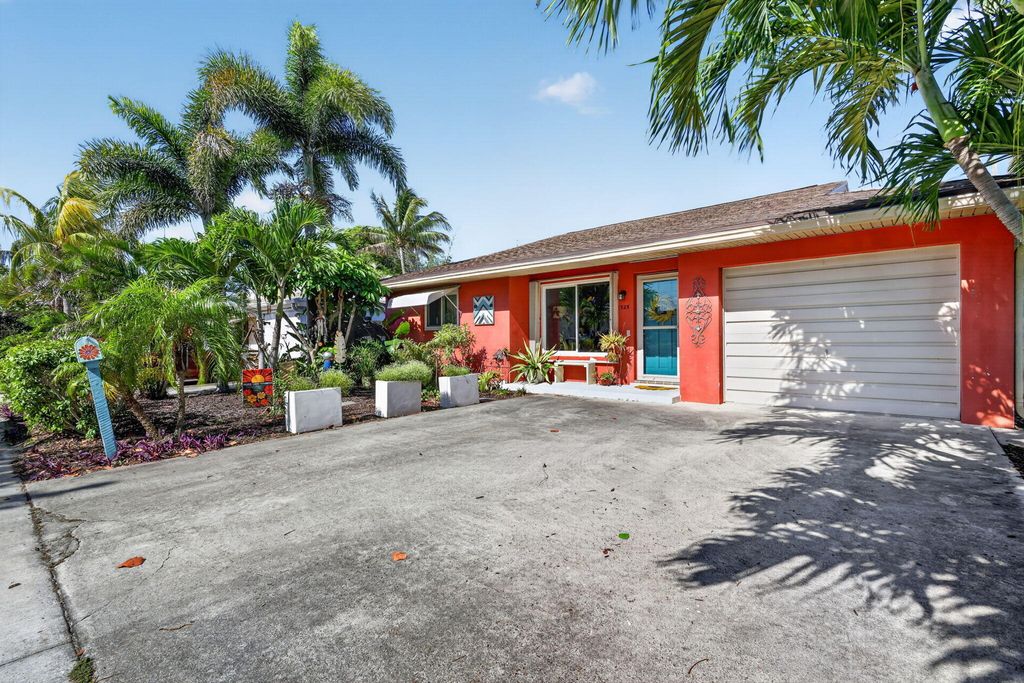 Photo of 1525 N M Street, Lake Worth Beach, FL 33460 (MLS # B26029784)
