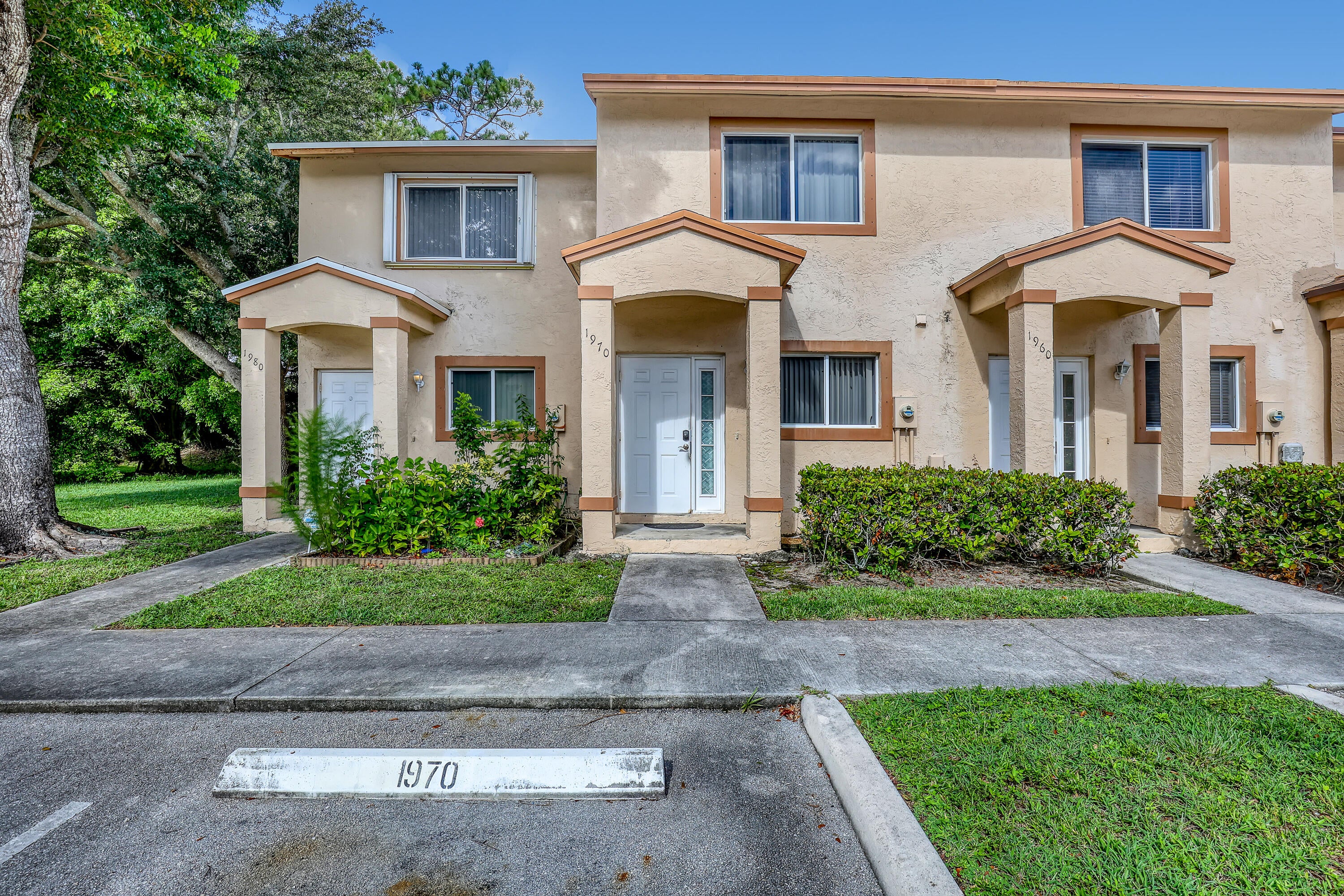 1970 LAKEVIEW Drive W