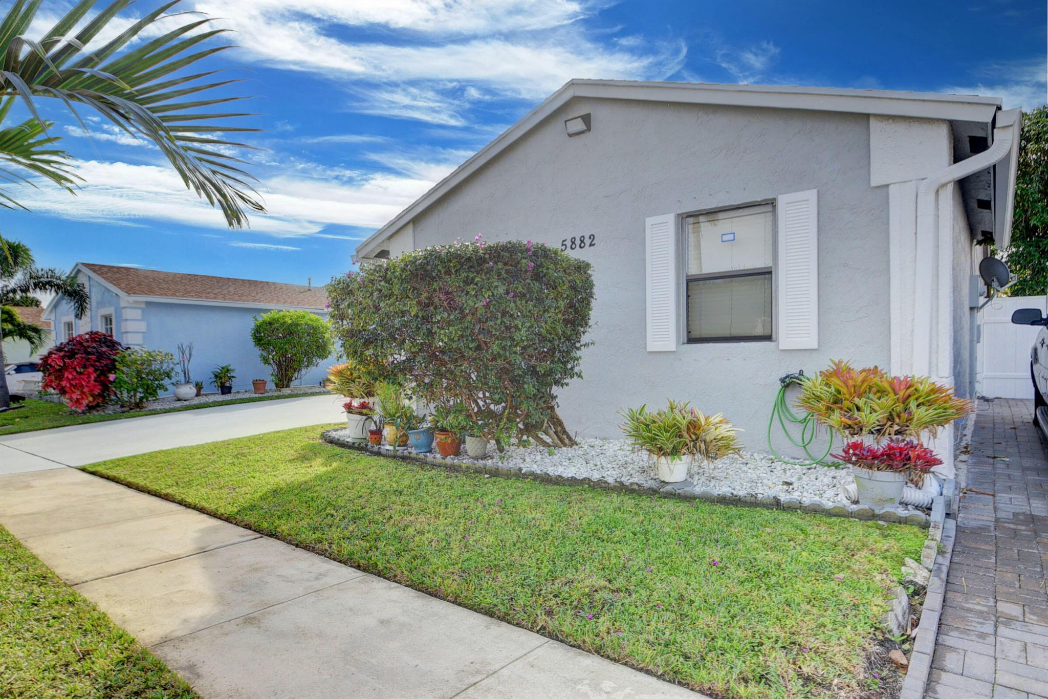 5882 Lincoln Circle W