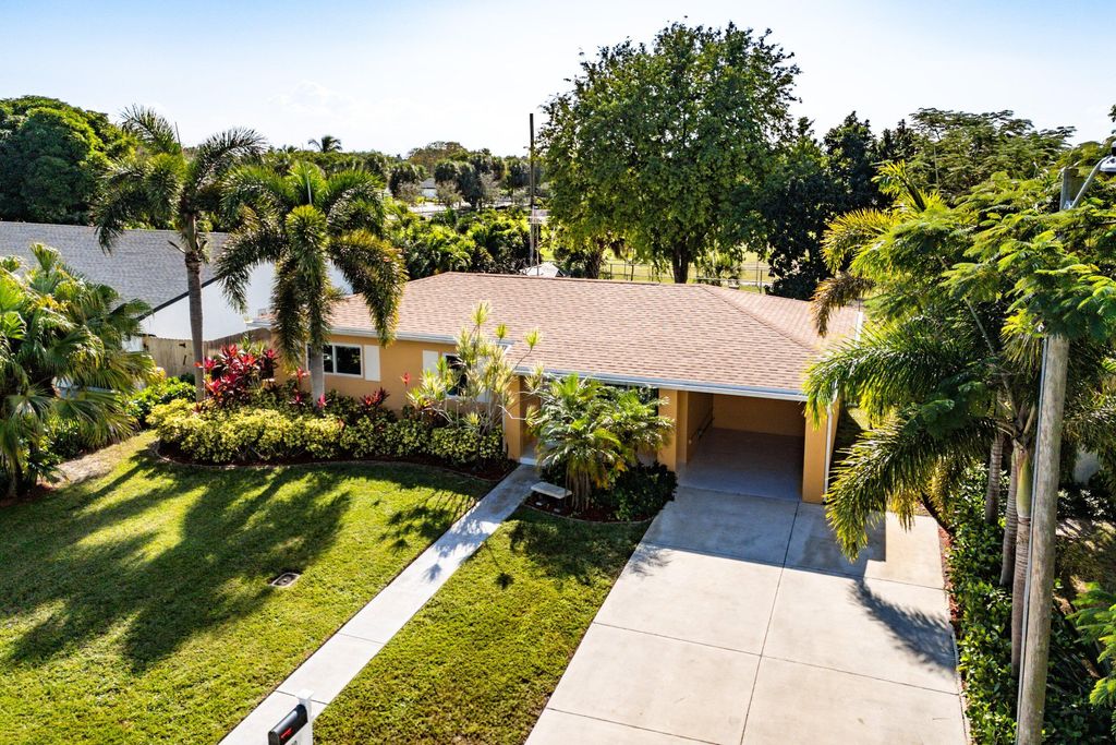 Photo of 250 NE 20th Street, Delray Beach, FL 33444 (MLS # R11143939)