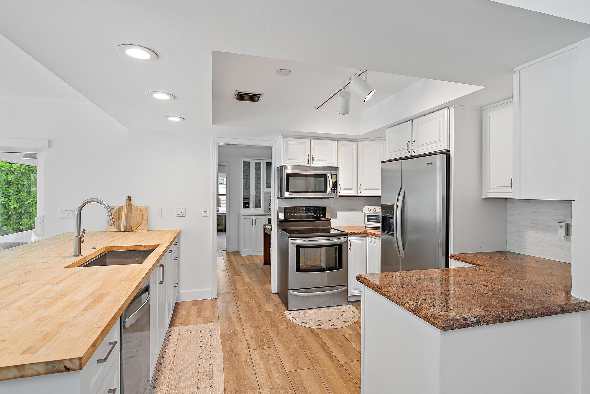 COUNTRY CLUB POINT - Residential