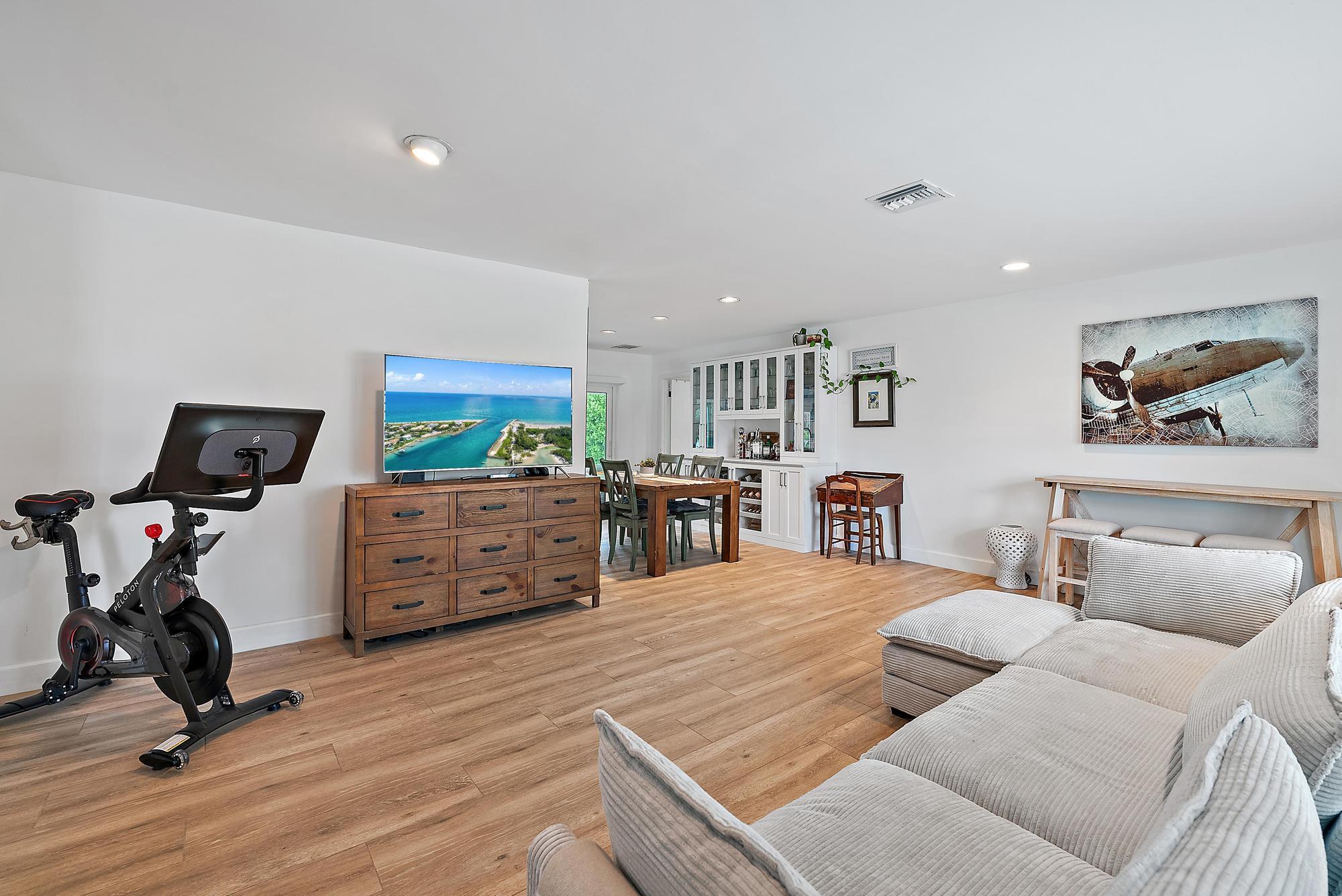 COUNTRY CLUB POINT - Residential