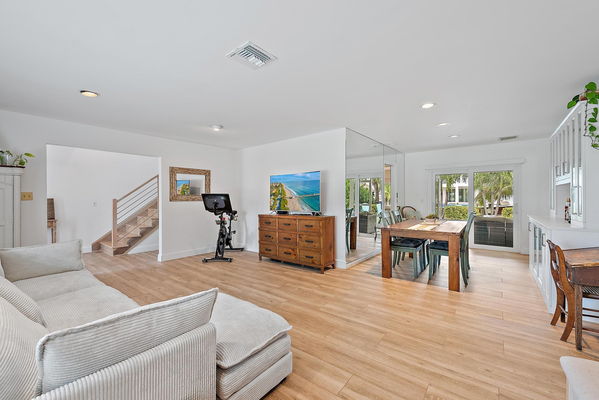 COUNTRY CLUB POINT - Residential