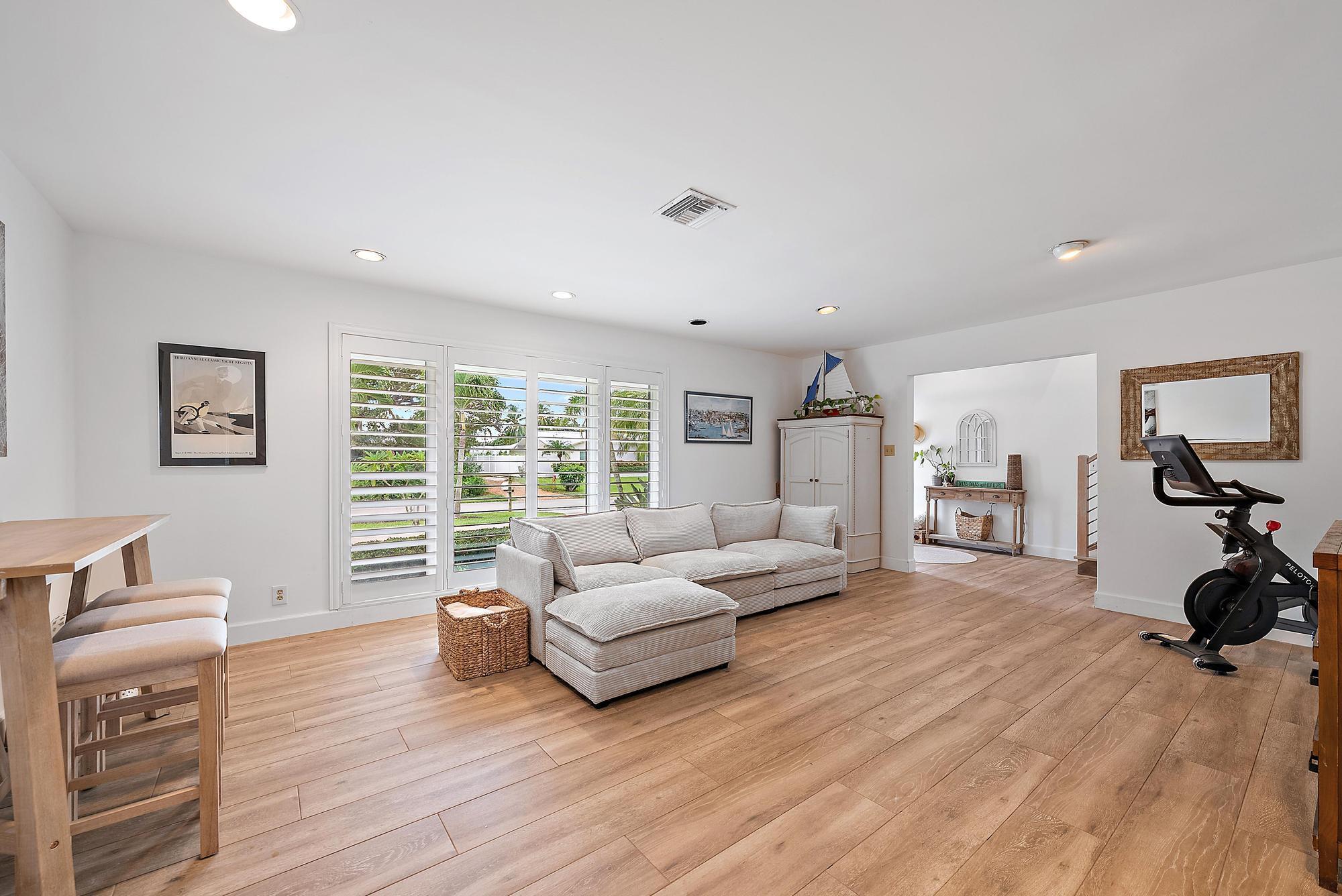 COUNTRY CLUB POINT - Residential