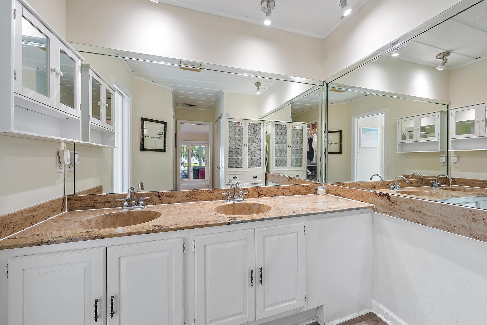 COUNTRY CLUB POINT - Residential