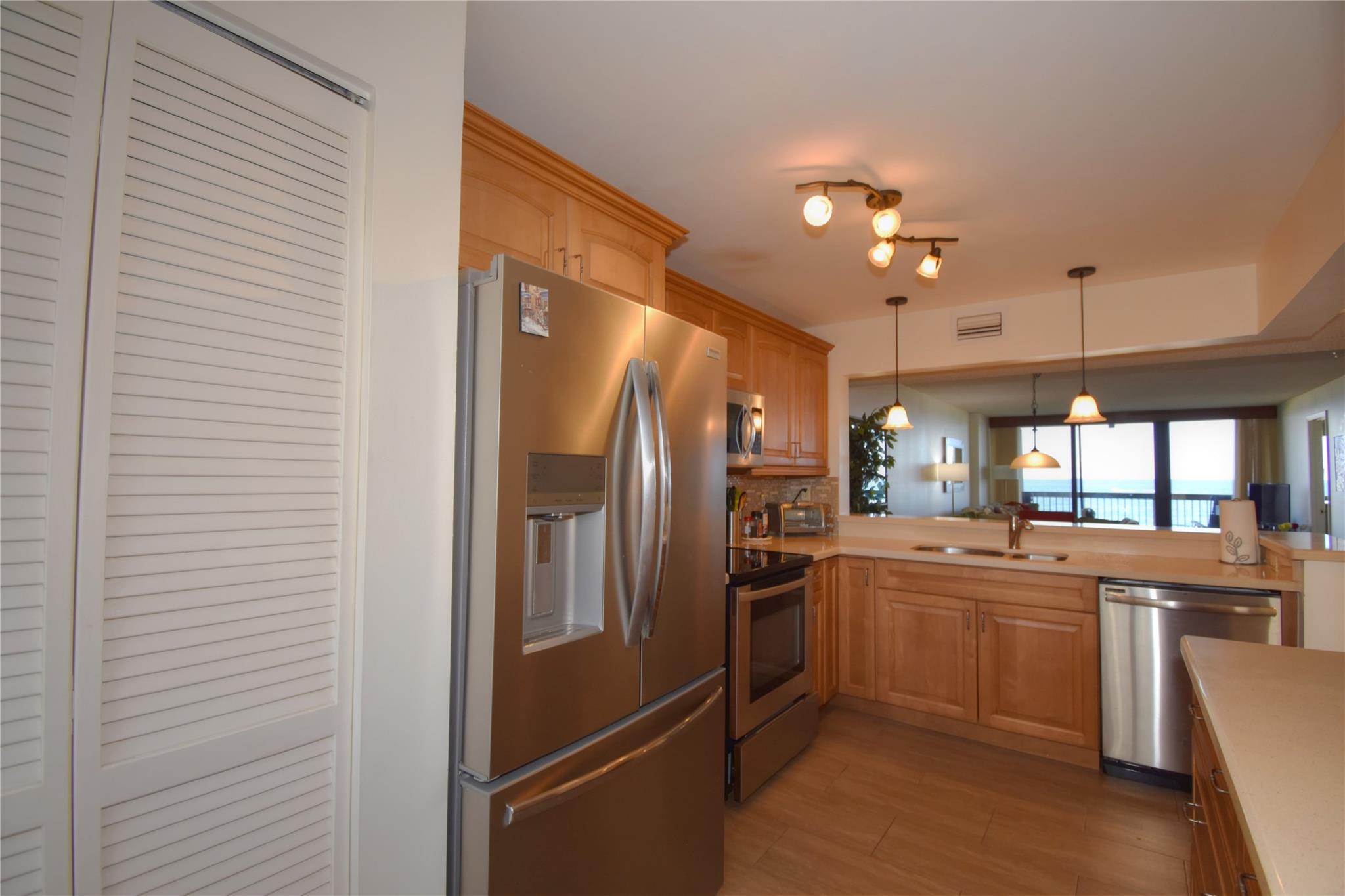 SILVER THATCH OCEAN CLUB - Residential