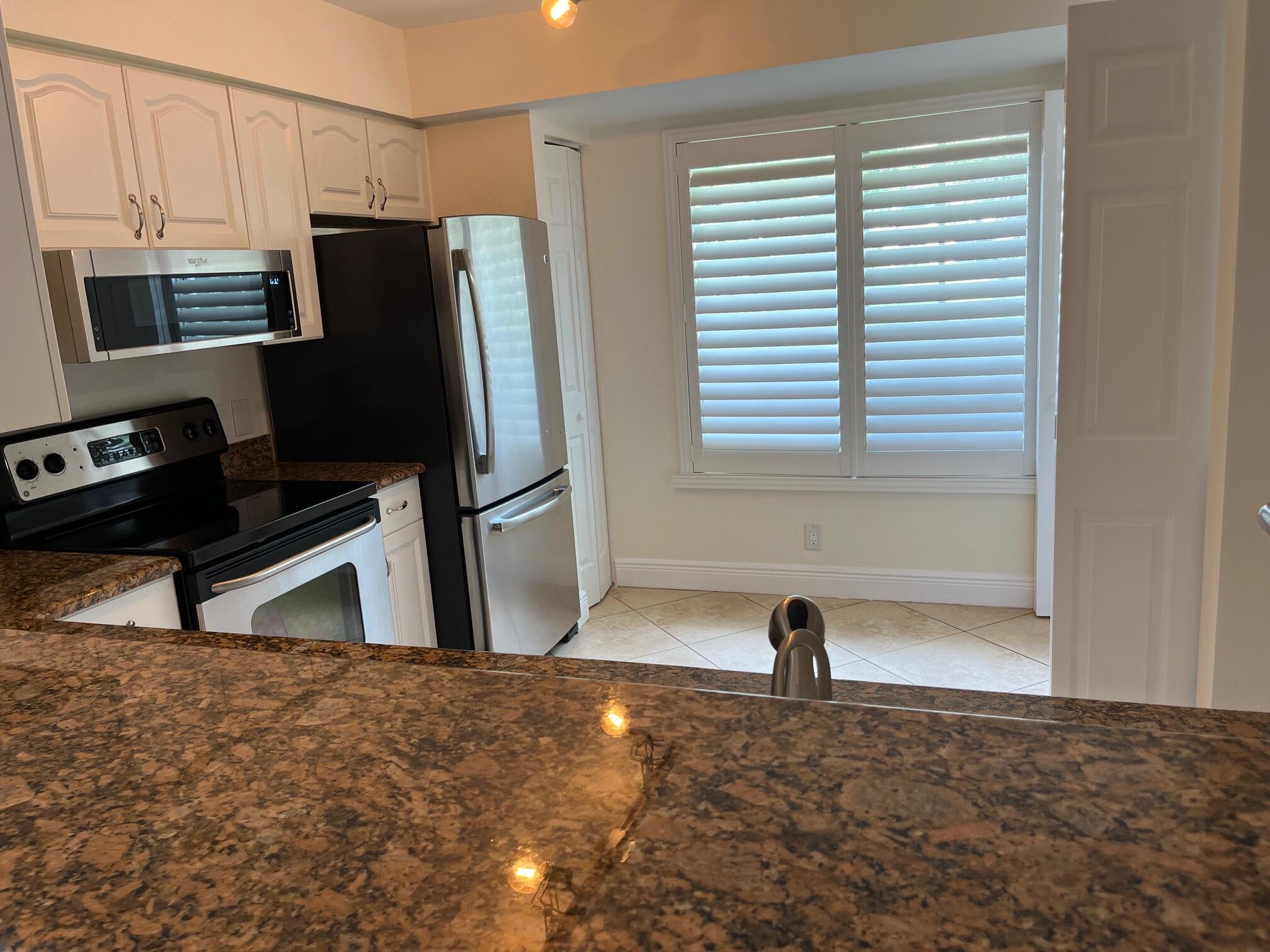 YACHT CLUB - Residential Lease