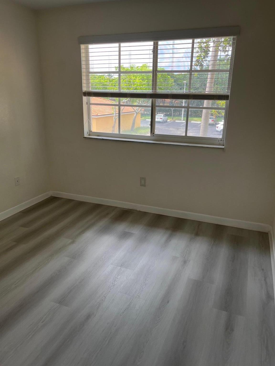 YACHT CLUB - Residential Lease