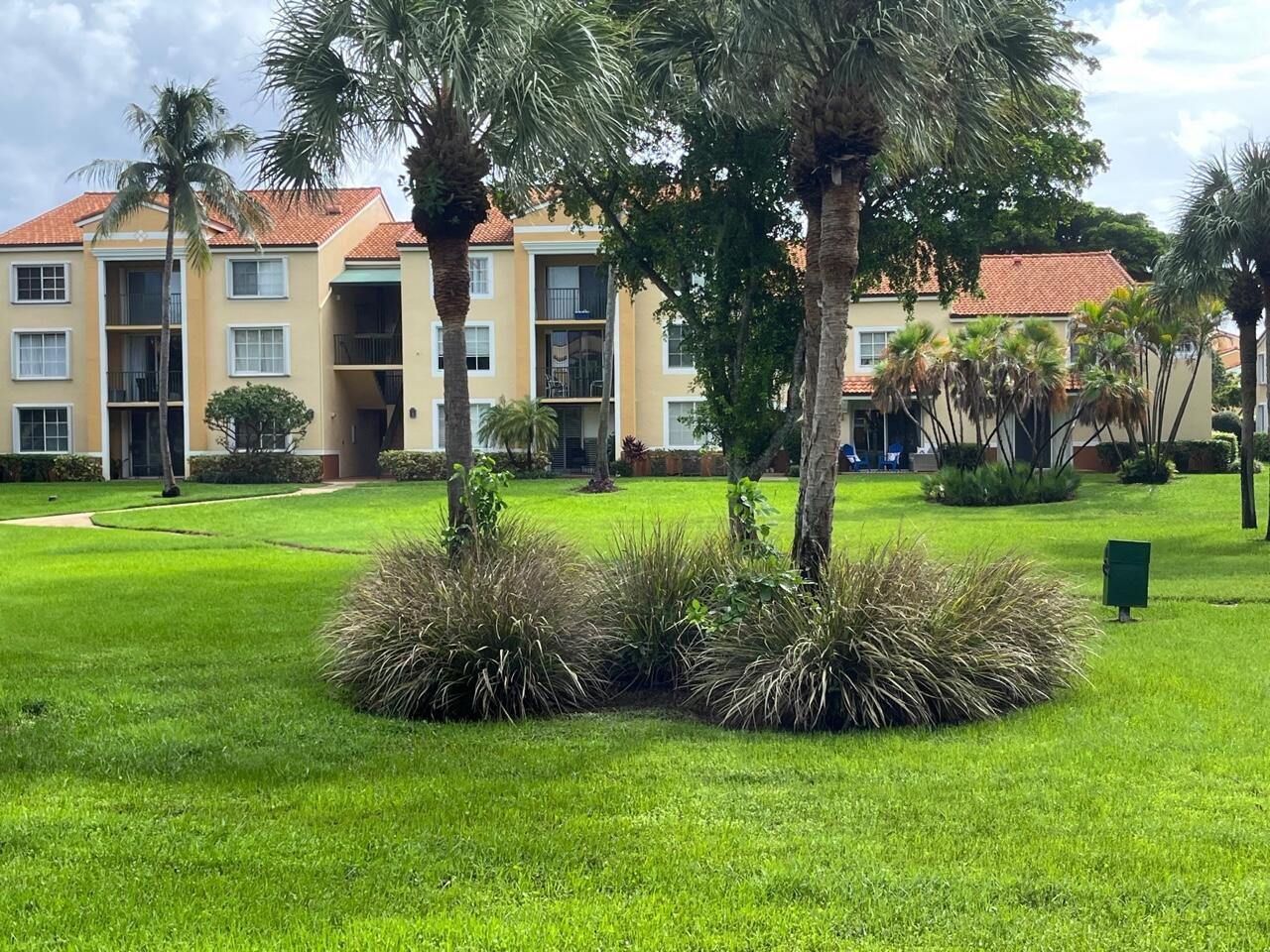 YACHT CLUB - Residential Lease