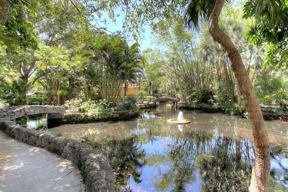 YACHT CLUB - Residential Lease