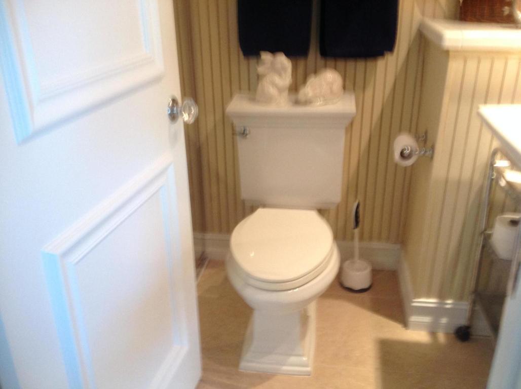 AMBASSADORS EAST - Residential Lease