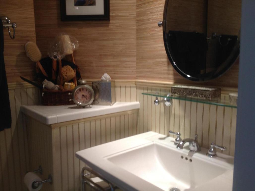 AMBASSADORS EAST - Residential Lease