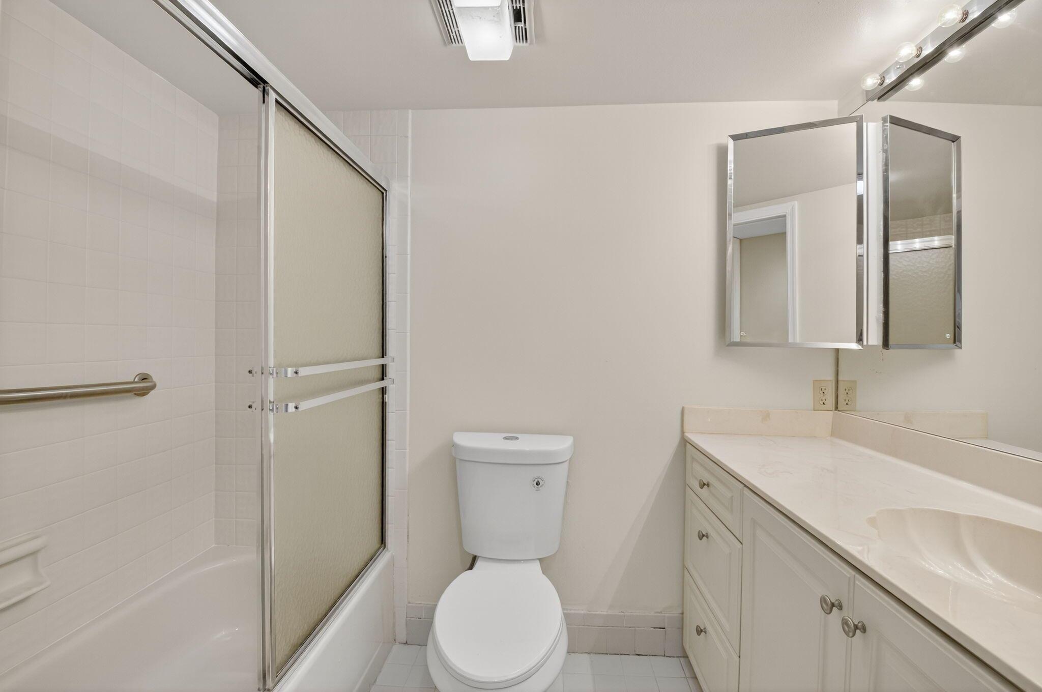 LAKESIDE CONDO BANYAN SPR - Residential