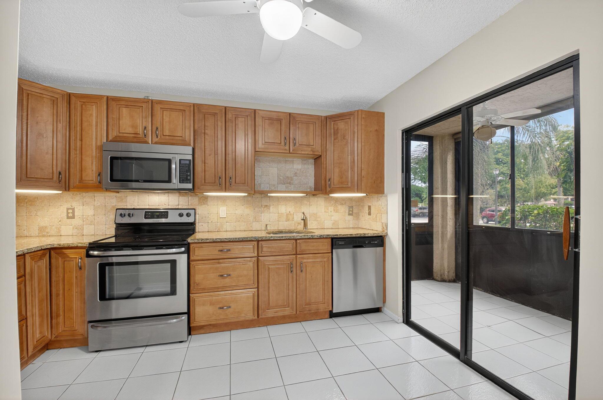 LAKESIDE CONDO BANYAN SPR - Residential