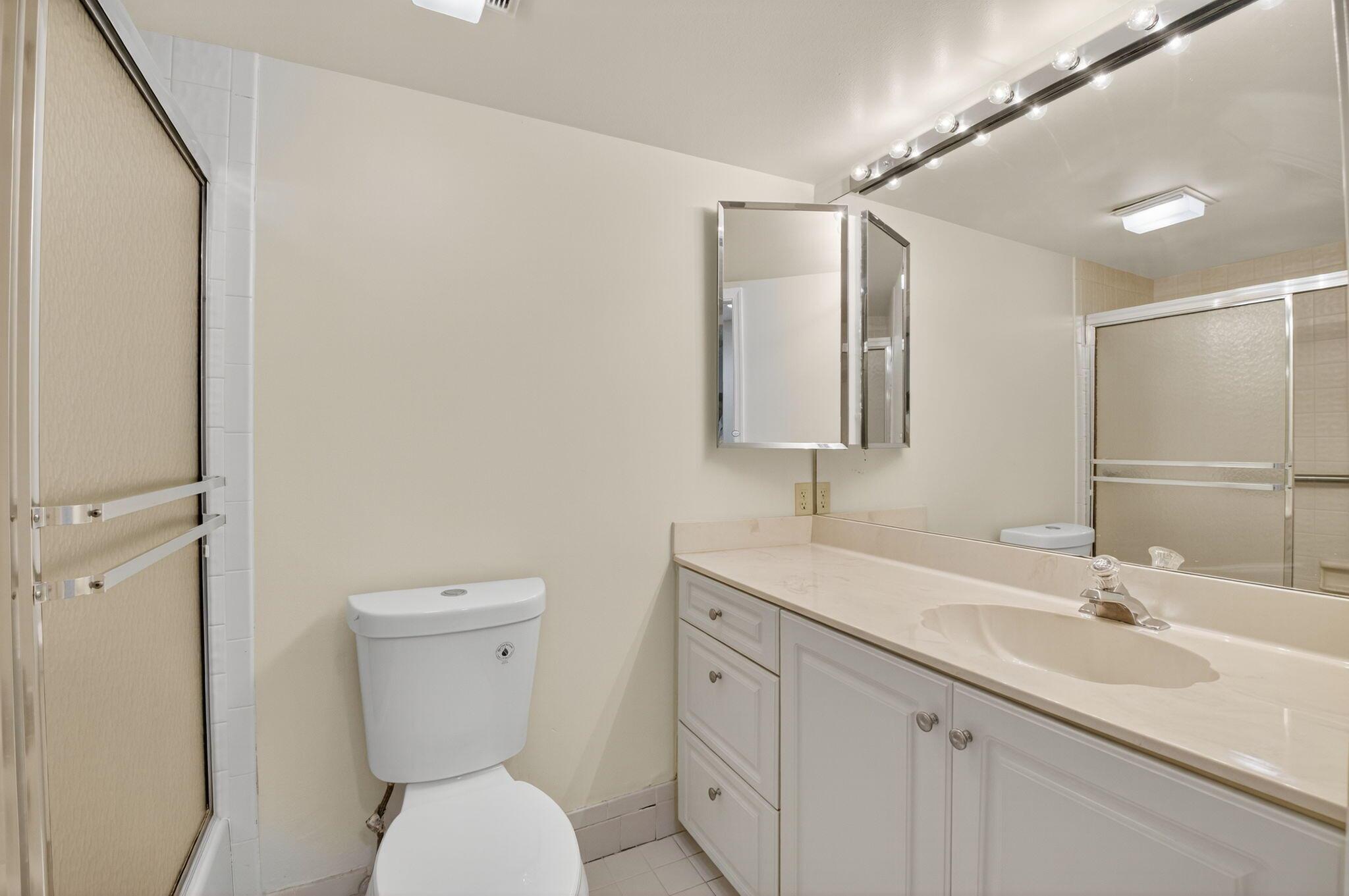 LAKESIDE CONDO BANYAN SPR - Residential