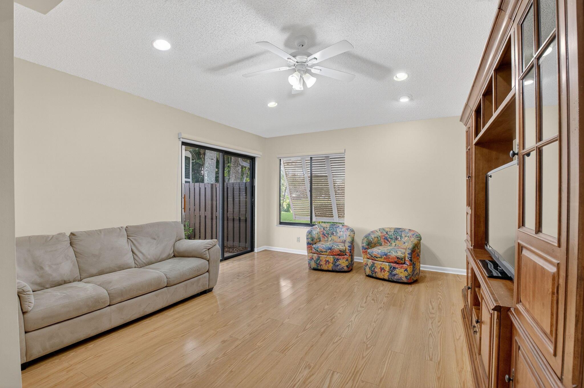 LAKESIDE CONDO BANYAN SPR - Residential