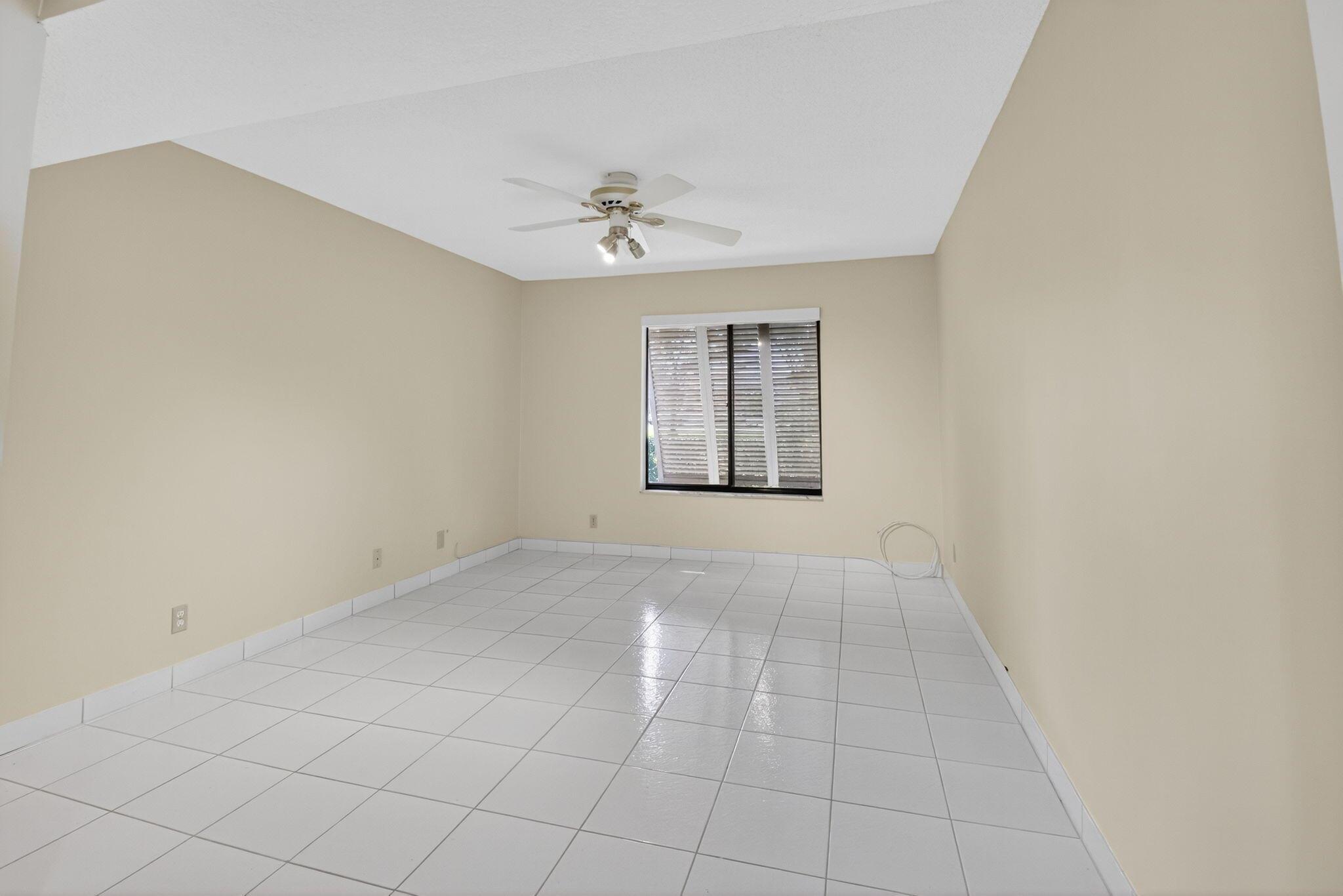LAKESIDE CONDO BANYAN SPR - Residential