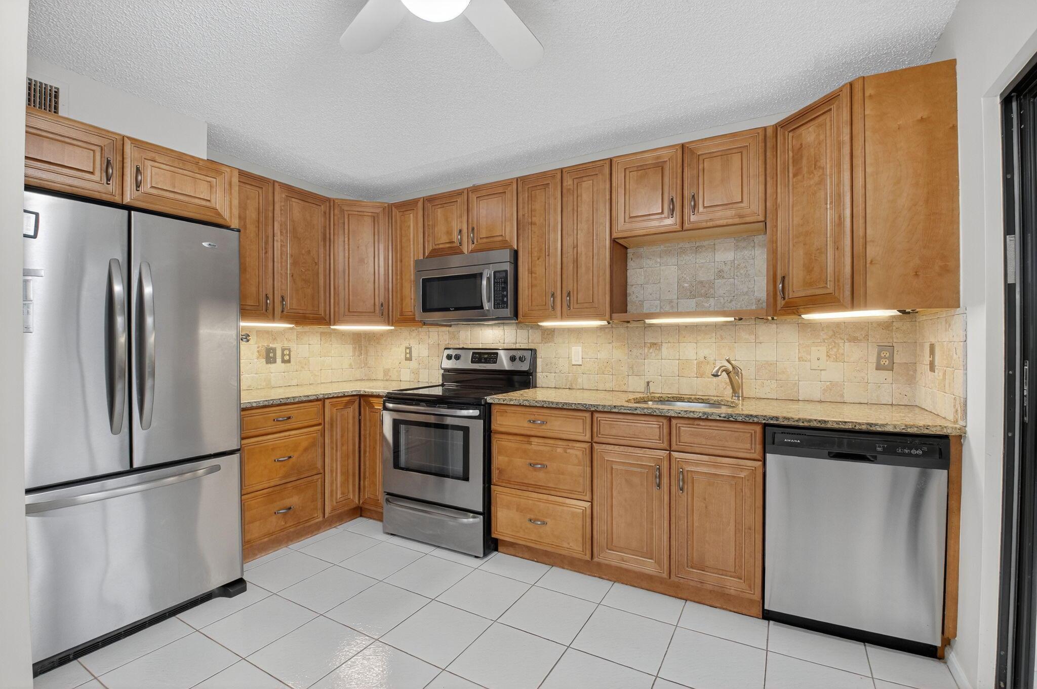 LAKESIDE CONDO BANYAN SPR - Residential