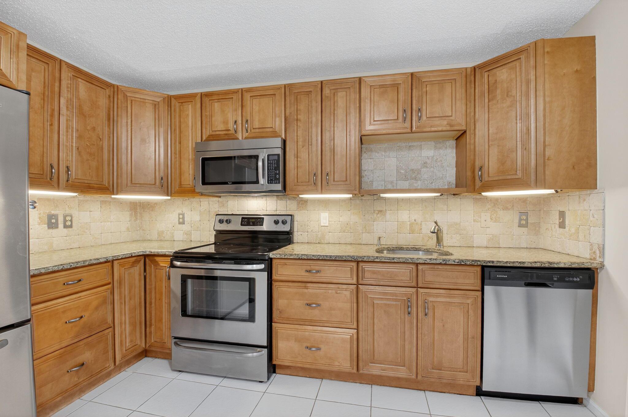 LAKESIDE CONDO BANYAN SPR - Residential