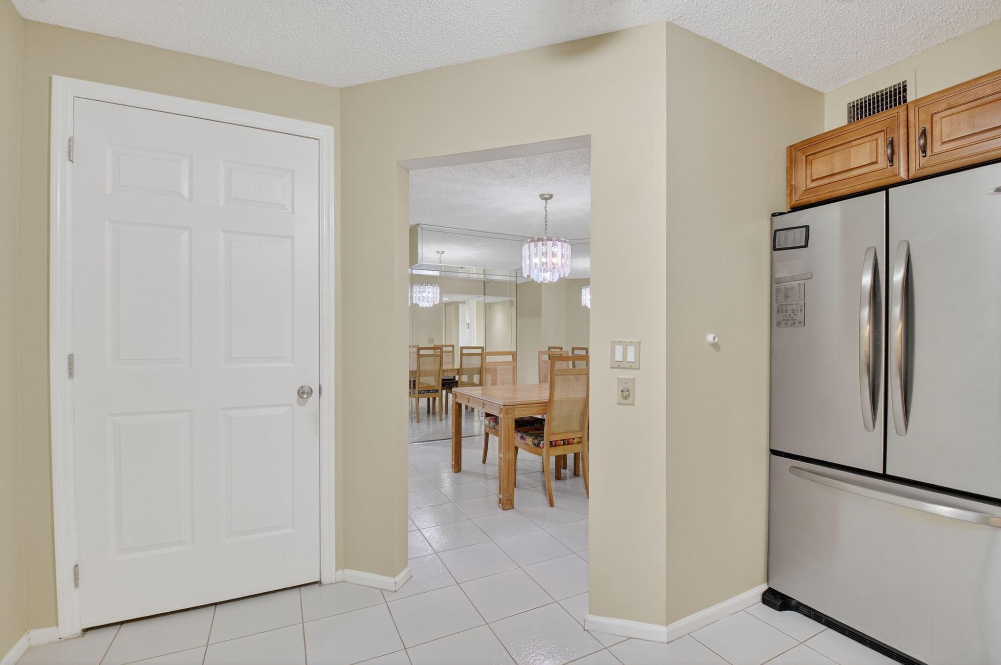 LAKESIDE CONDO BANYAN SPR - Residential