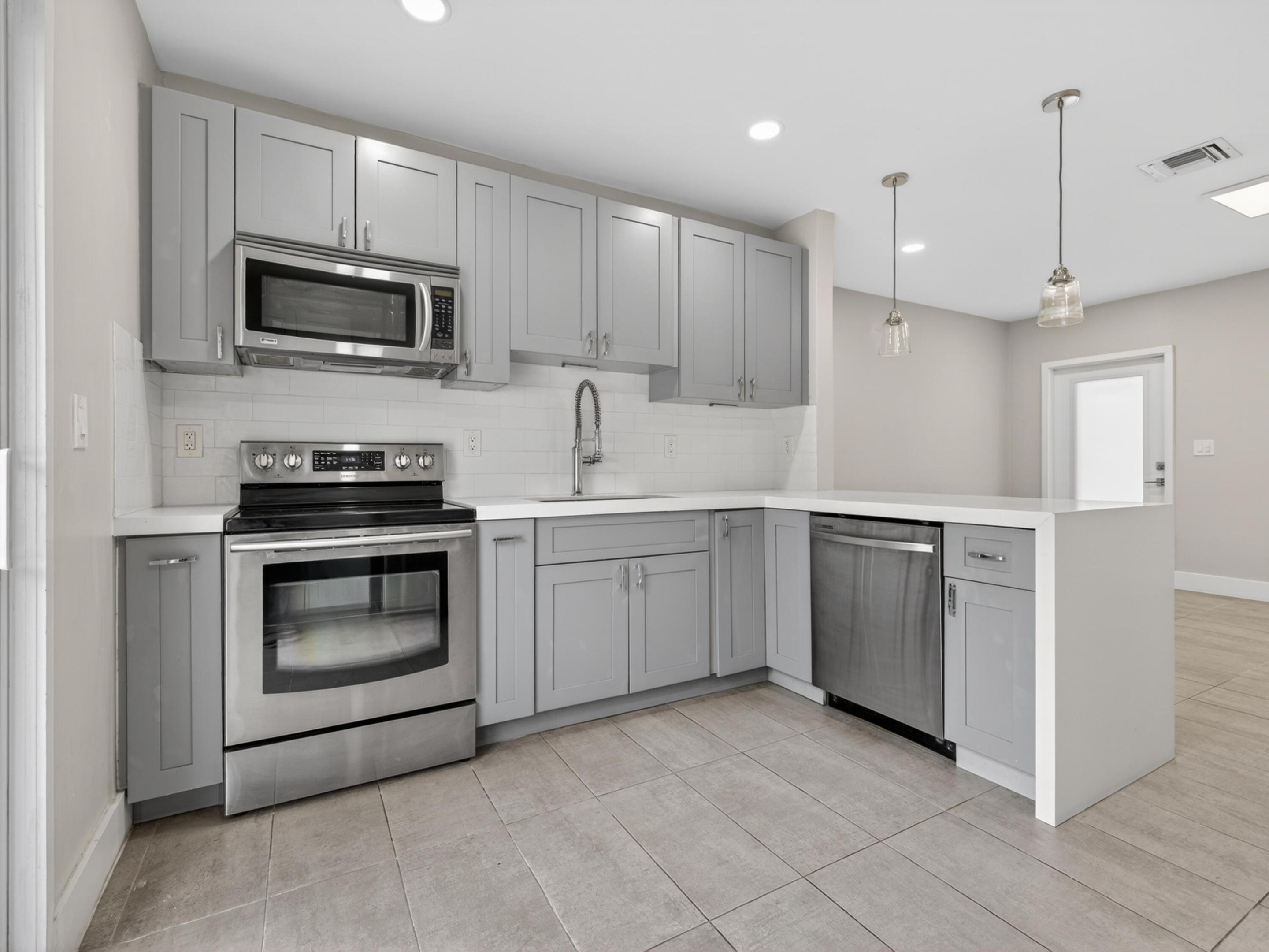 128 SW 22nd Terrace