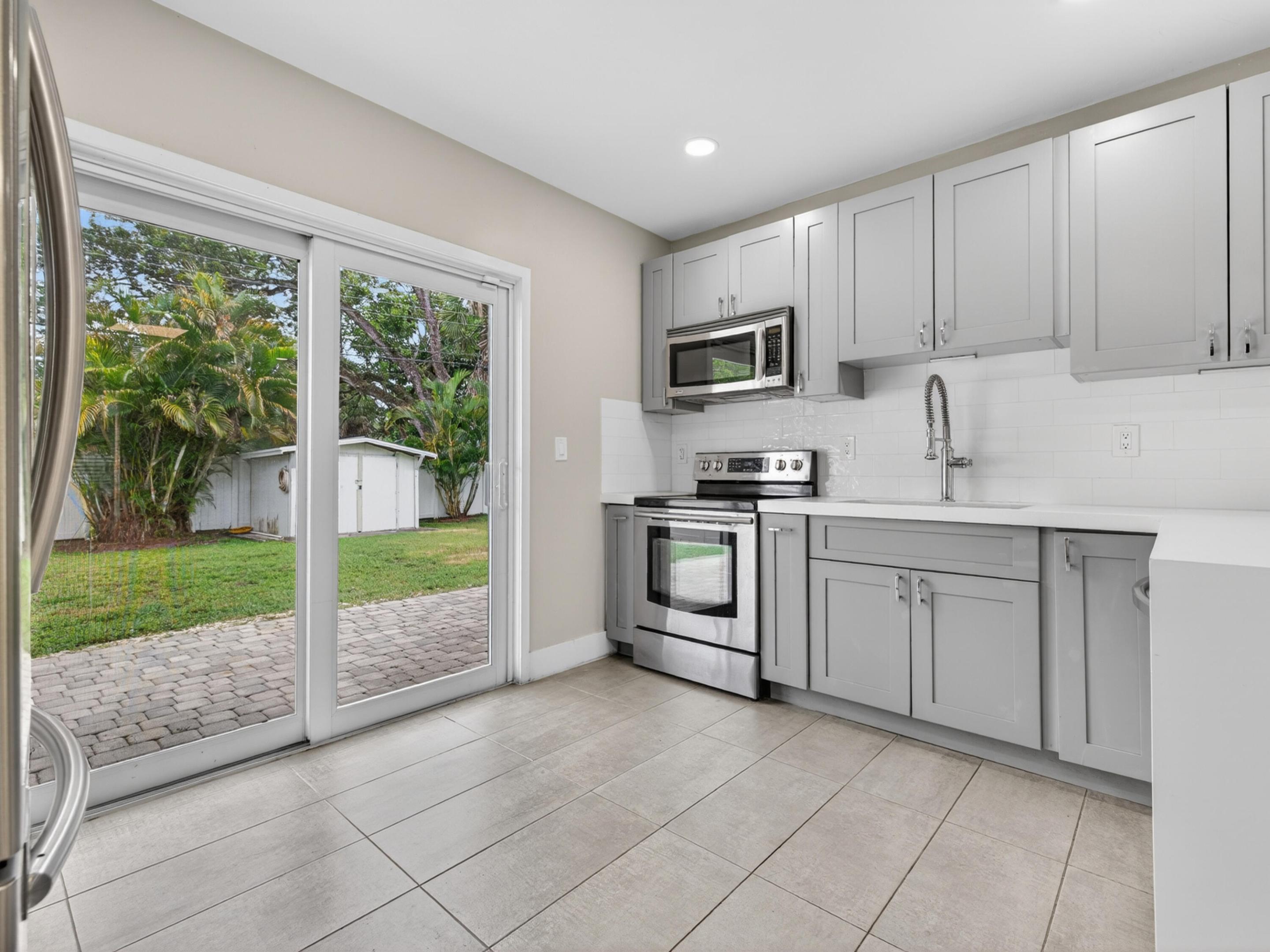 128 SW 22nd Terrace