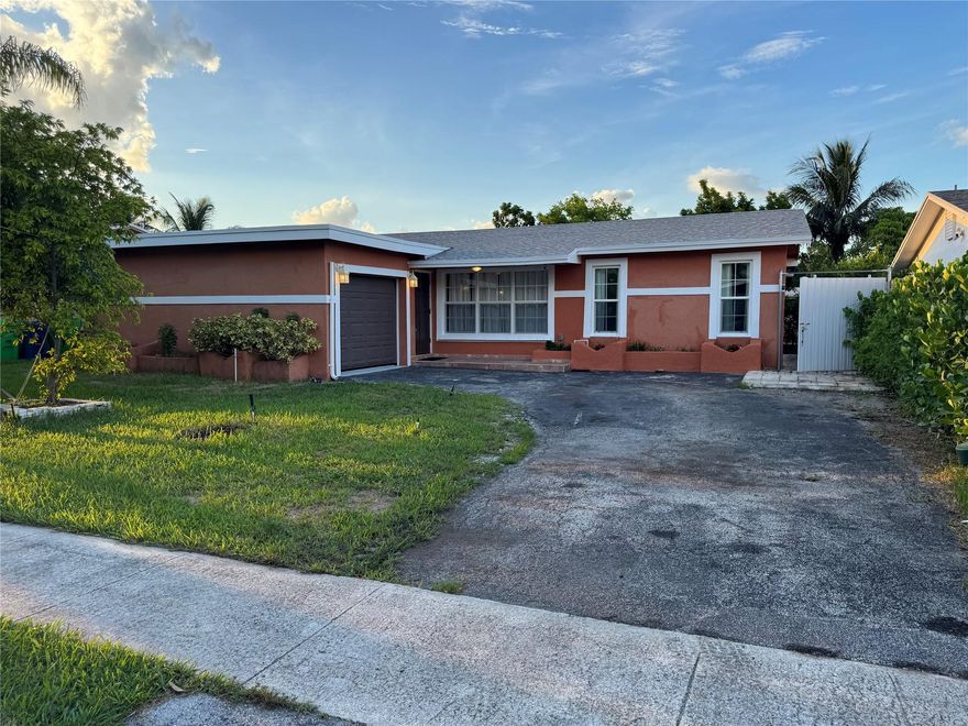 Spacious 3/2 Pool Home with 1 car garage in move in condition with family room and breakfast nook. The property has been freshly painted and professionally cleaned. The screen patio/pool area provides large entertainment space with water views. Rate includes lawn and pool maintenance as well as use of security cameras. NO HOA, 2 MONTHS MOVE IN.