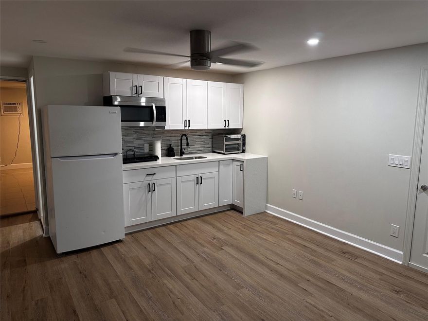 Amazing 1 bedroom, 1 bathroom apartment in Davie. Amenities included: balcony, central air, deck, hardwood floors, pool, stainless steel appliance, updated kitchen, updated bathroom, washer dryer, and yard. Utilities included: electricity, air conditioning and water. A cat is permitted. Date Available: Nov 18th 2025. $1,800/month rent. $3,600 security deposit required.