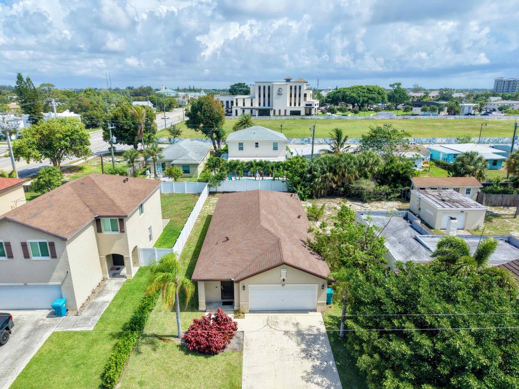 Photo of 113 SE 3rd Avenue, Boynton Beach, FL 33435 (MLS # B26033048)
