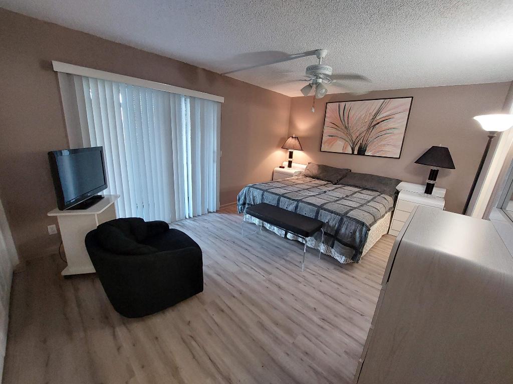 FANSHAW AT CENTURY VILLAGE CONDO - Residential