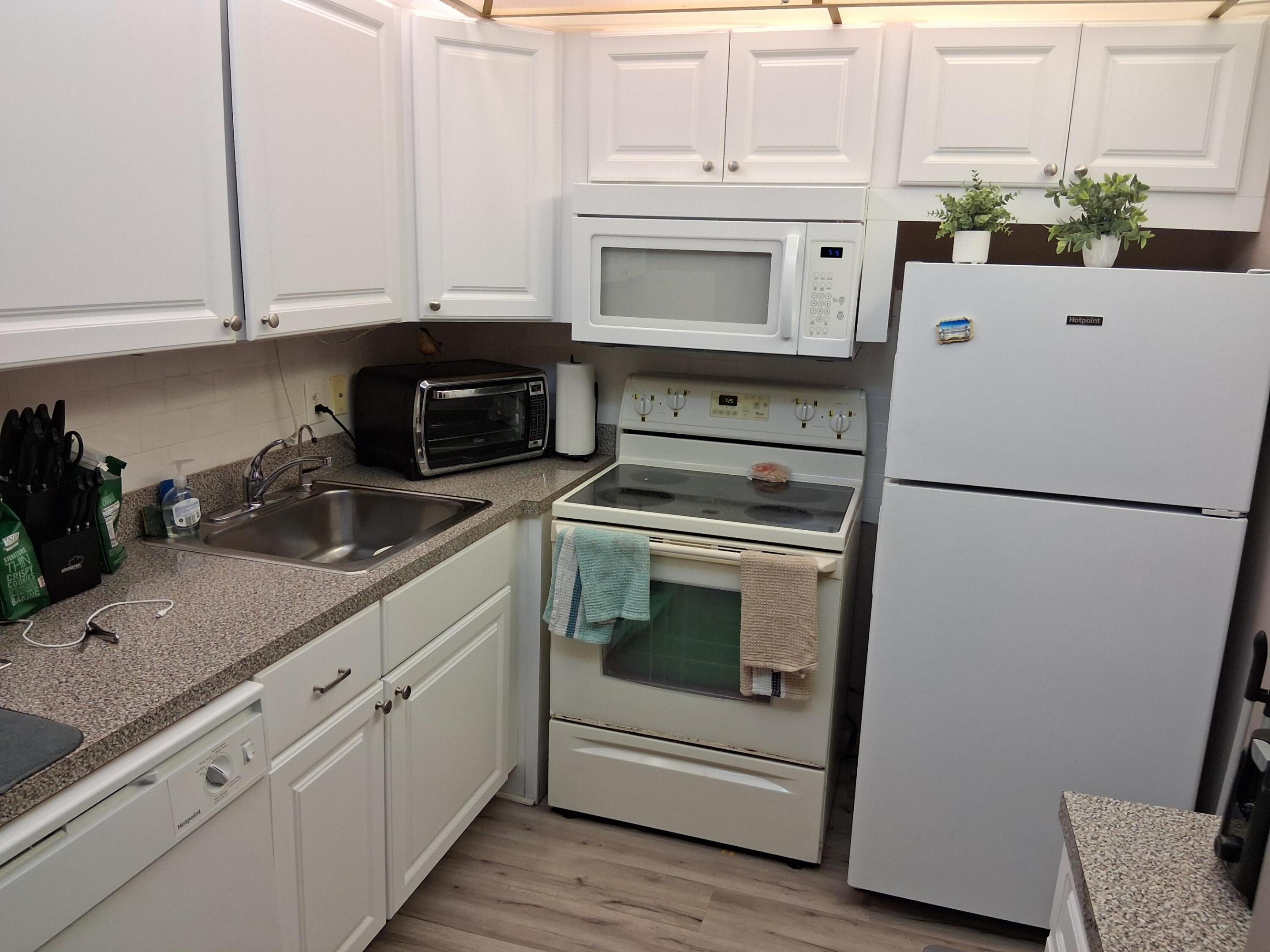 FANSHAW AT CENTURY VILLAGE CONDO - Residential