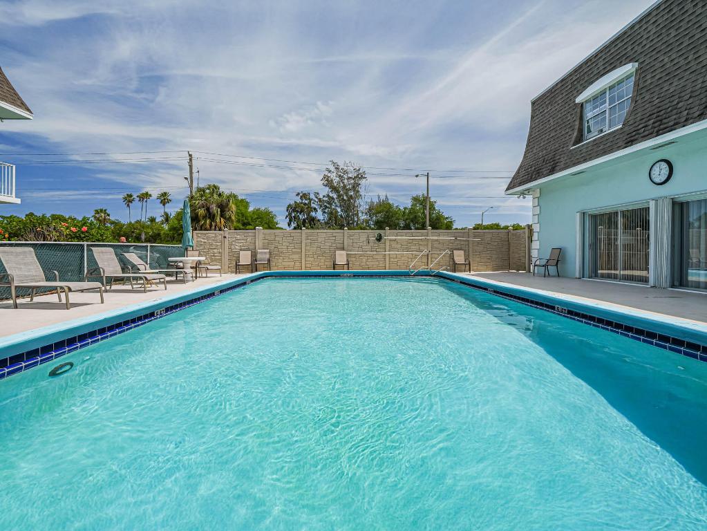 PINETREE VILLAGE - Residential