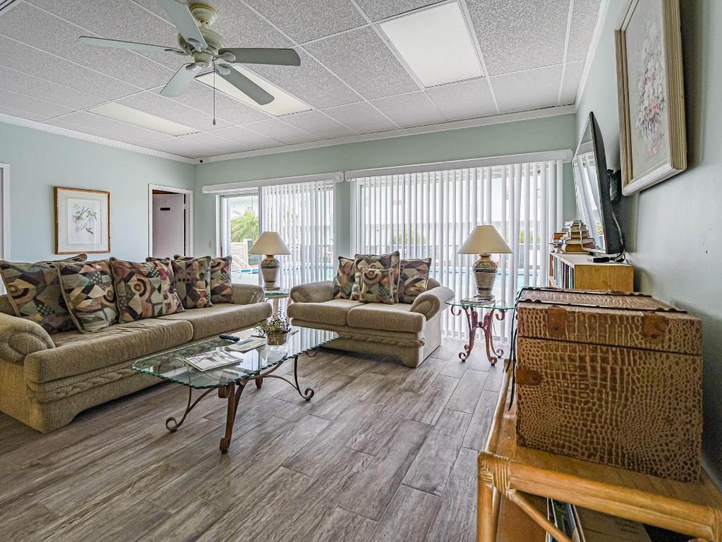 PINETREE VILLAGE - Residential