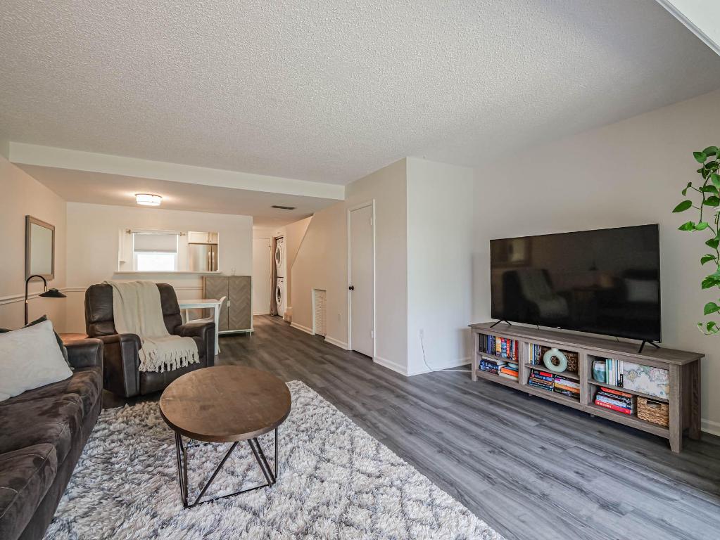 PINETREE VILLAGE - Residential