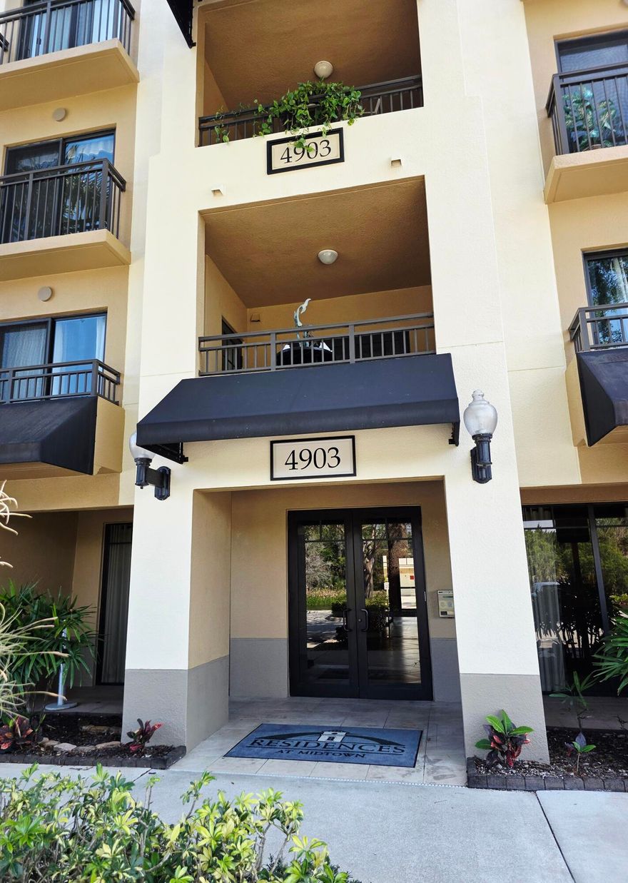 RESIDENCES AT MIDTOWN UNIT  #3321 AN UPSCALE COMMUNITY, WITHIN WALKING DISTANCE TO RESTAURANTS, SHOPS, GOLF, CHURCHES...YOU NAME IT!S OFFICESOFFERED UNFURNISHED, NEW APPLIANCES, PAINT, COMPLETELY UPDATED, TILE FLOORS, NEW APPLIANCES, WINDOW TREATMENTS & PAINT. SOPHISTICALLLY LOCATED IN AN UTMOST UPSCALE COMMUNITY WITHIN WALKING DISTANCE TO RESTAURANTS, SCHOOLS, OFFICES, CHURCHES, BEACHES AND AIRPORTS. A FANTASTIC OPPORTUNITY TO WORK AT HOME IN THIS 2 OR 3 BEDROOM 2 BATH HOME. AMENITIES GALORE FOR A VERY SOPHISTICATED CLIENTELE. THIS IS A WONDERFUL OPPORTUNITY TO RENT SHORT OR LONG TERM, OFFERED UNFURNISHED ANNUAL RENTAL. NEW APPLIANCES, COMPLETE TILE FLOORING WALK EVERYWHERE.