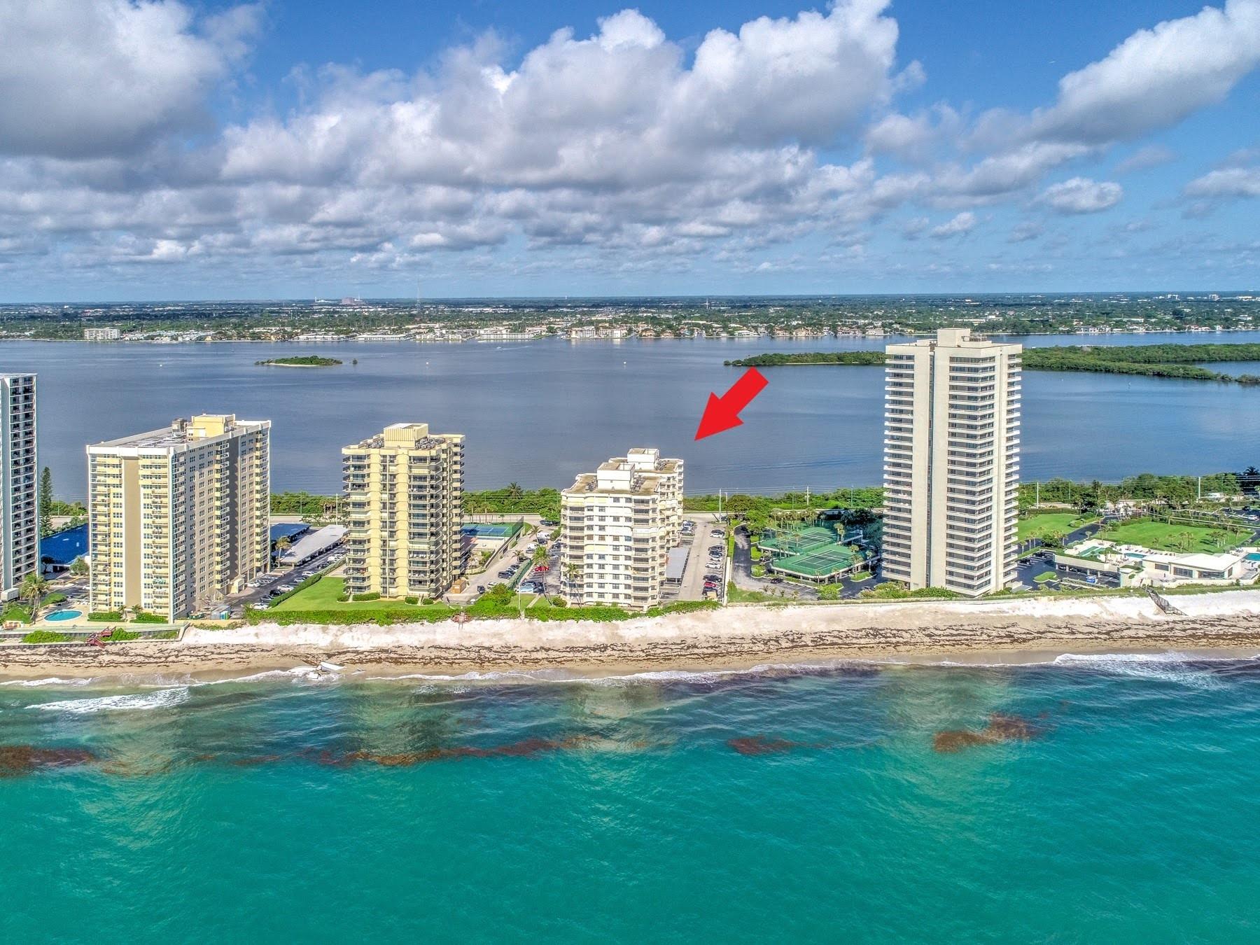 Seasonal/Annual. Singer Island; Bright & Beachy Chic, Oceanfront corner unit, 2 BR / 2BA, beautifully furnished, updated unit, new flooring, stainless steel appliances. Breathtaking ocean views. Near John D MacArthur Park, Marinas, The Palm Beaches, ample dining, shopping, boating and water sports. $3500/mo off season.