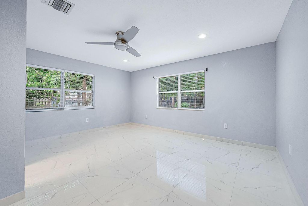 Photo of 629 W Ocean Avenue, Boynton Beach, FL 33426 (MLS # R11054398)