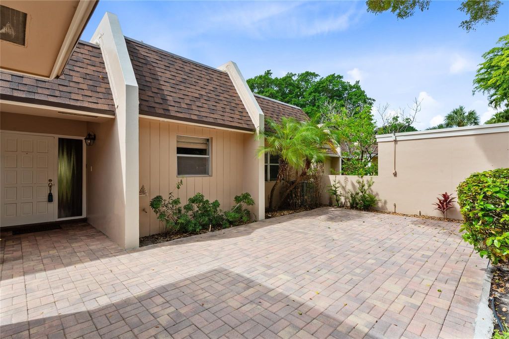 Photo of 3753 Oaks Clubhouse Drive #3753, Pompano Beach, FL 33069 (MLS # F10516398)