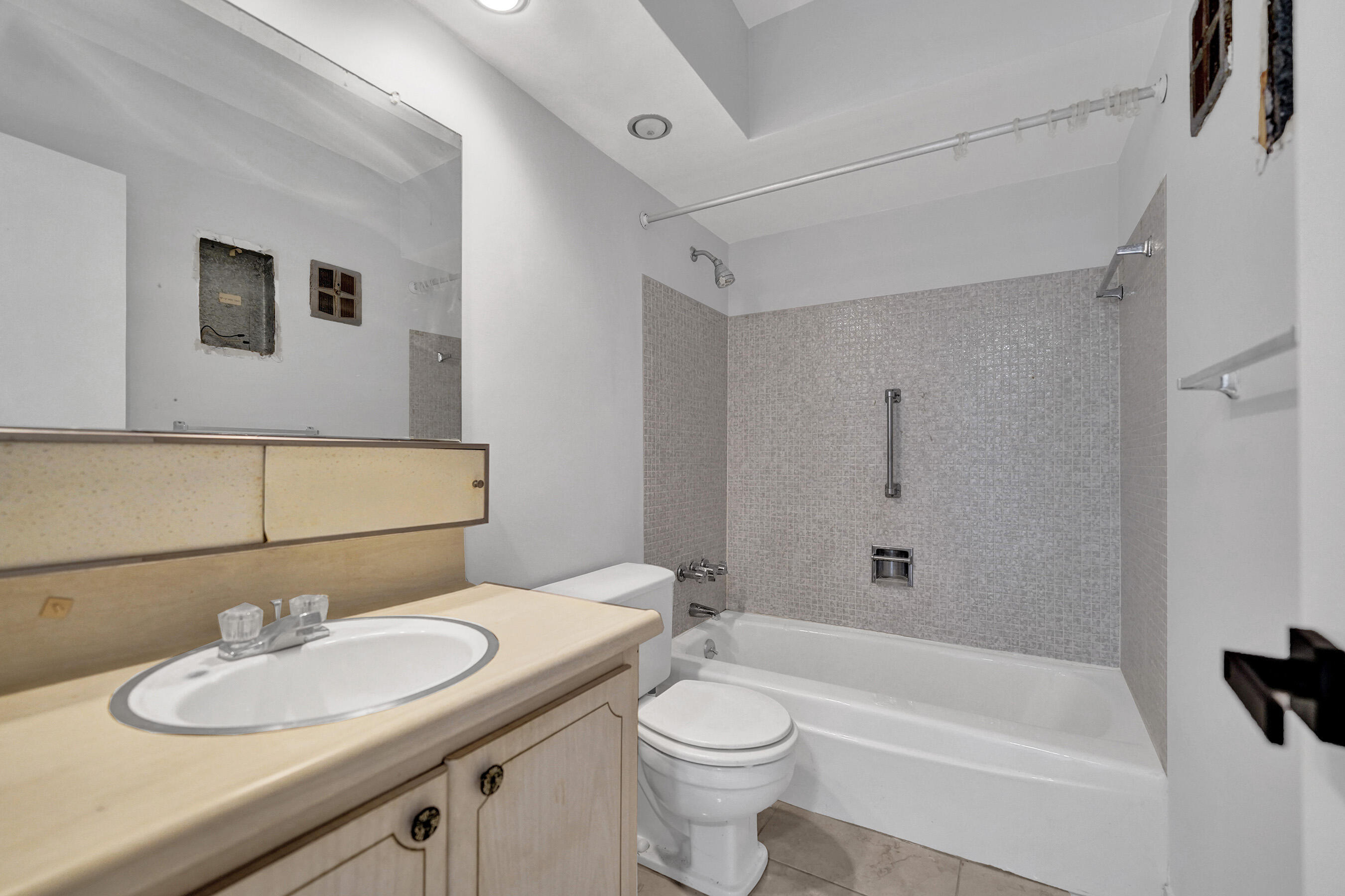 ISLE OF PARADISE CO-OP F - Residential