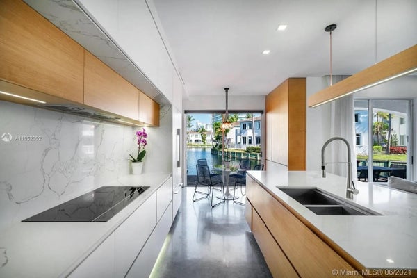 20824 NE 30TH PL, MIAMI, FL 33180 - Image abc53eb936b22b72e7d8da55cdfa5bd0/1342958852