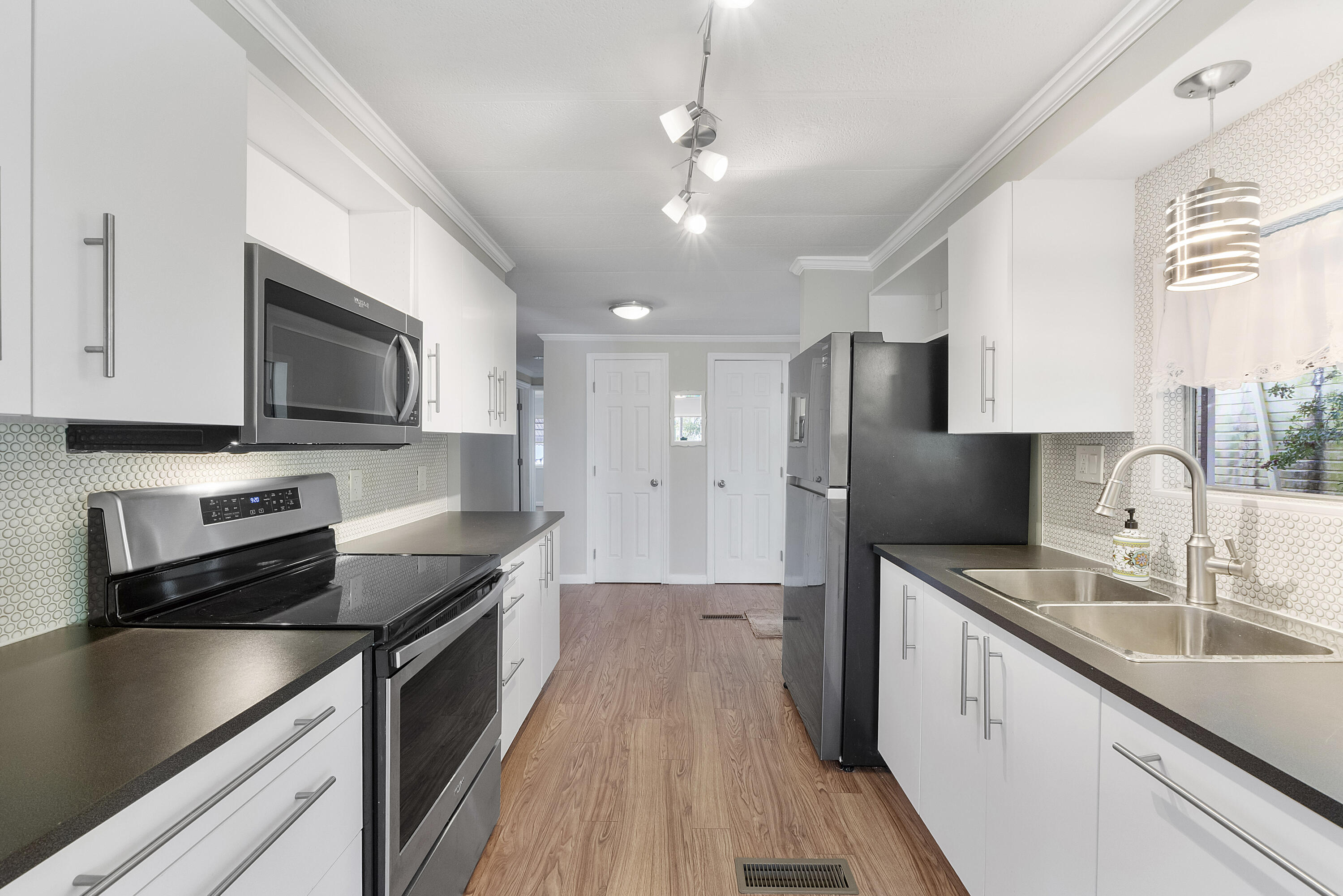 RAVENSWOOD ESTATES & MARINAS - Residential Lease