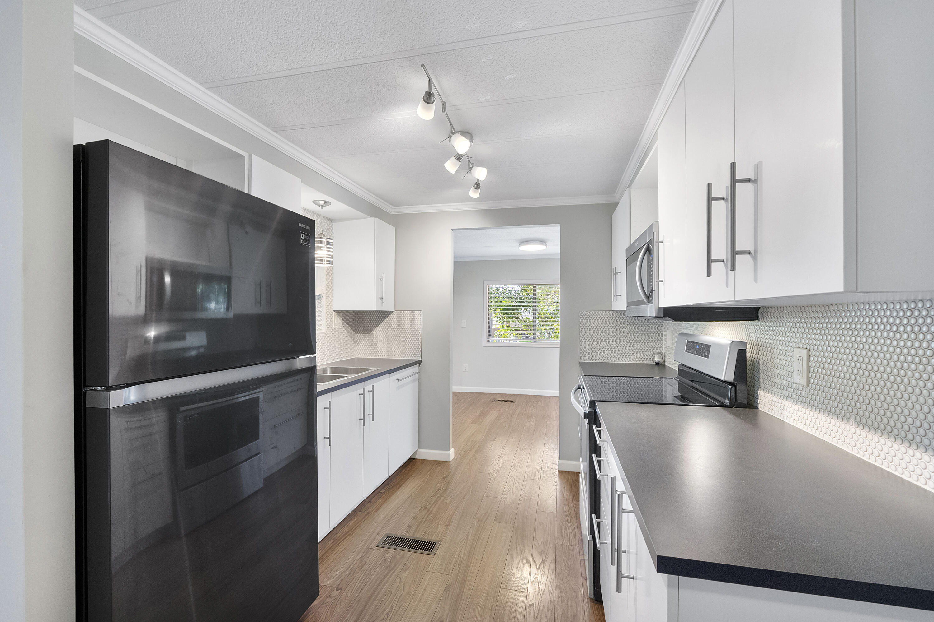 RAVENSWOOD ESTATES & MARINAS - Residential Lease