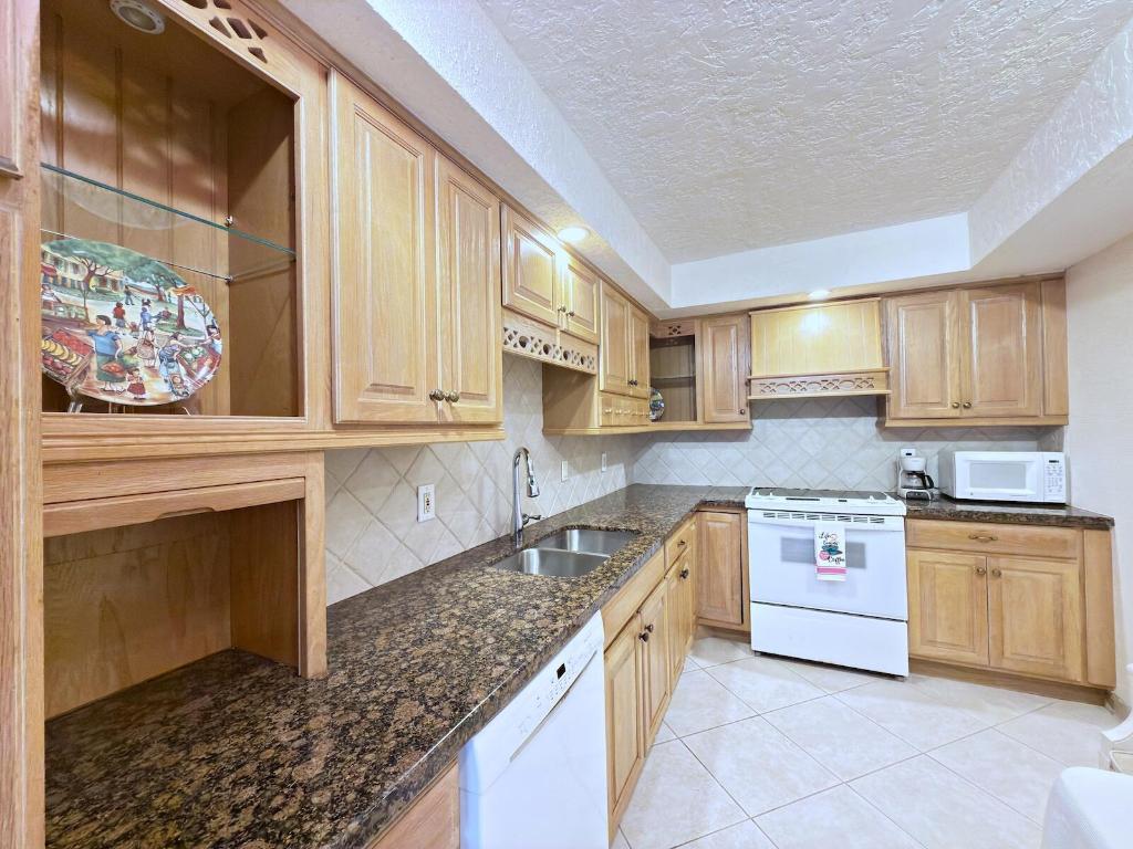 BARCLAY CONDO - Residential