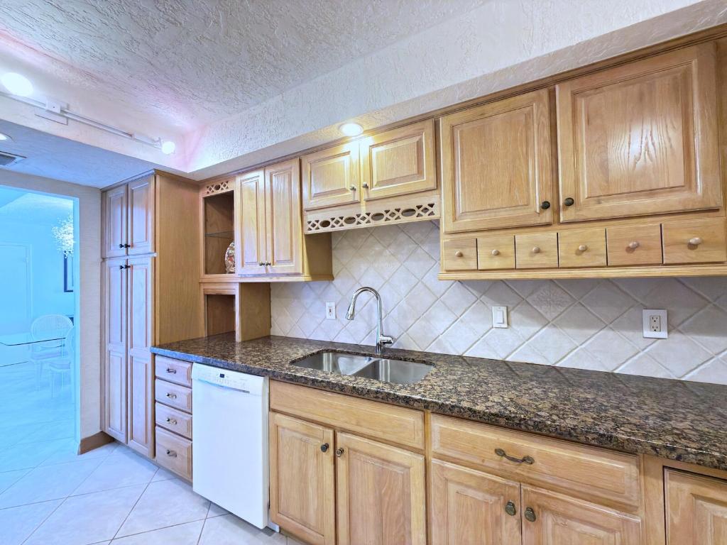 BARCLAY CONDO - Residential