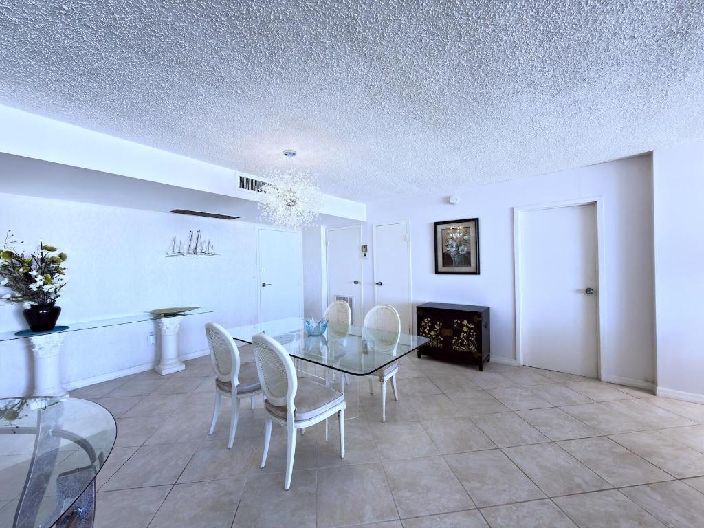 BARCLAY CONDO - Residential