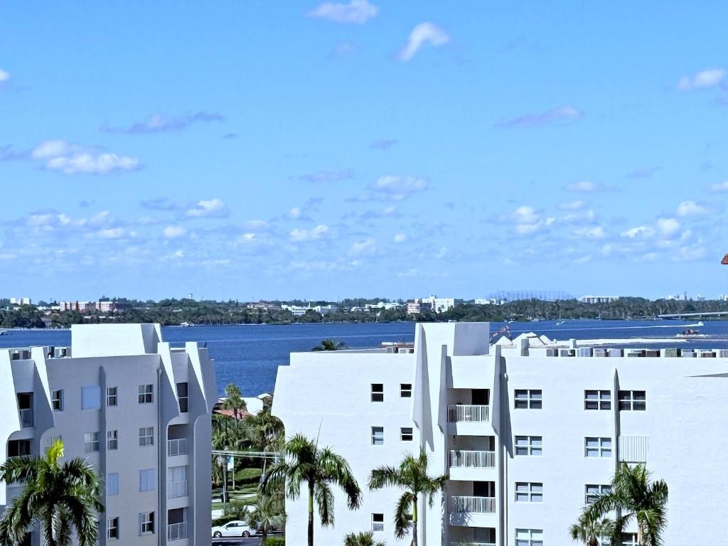 BARCLAY CONDO - Residential